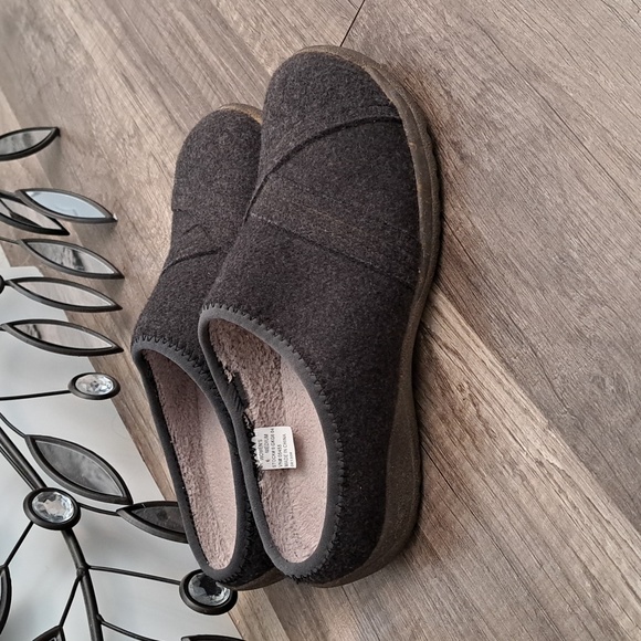 LL Bean slip ons - Picture 3 of 8